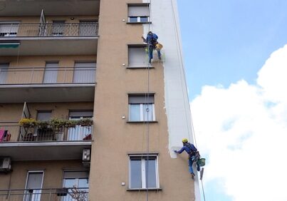 Milan,April,2021,-,Men,Worker,On,A,Construction,Site