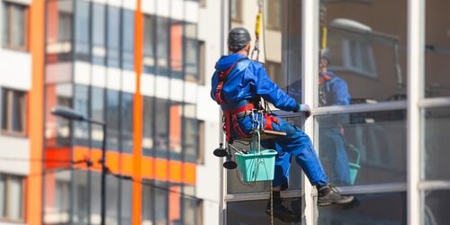 Professional,Climber,Rope,Access,Worker,Cleaning,The,Windows,On,The