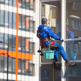 Professional,Climber,Rope,Access,Worker,Cleaning,The,Windows,On,The